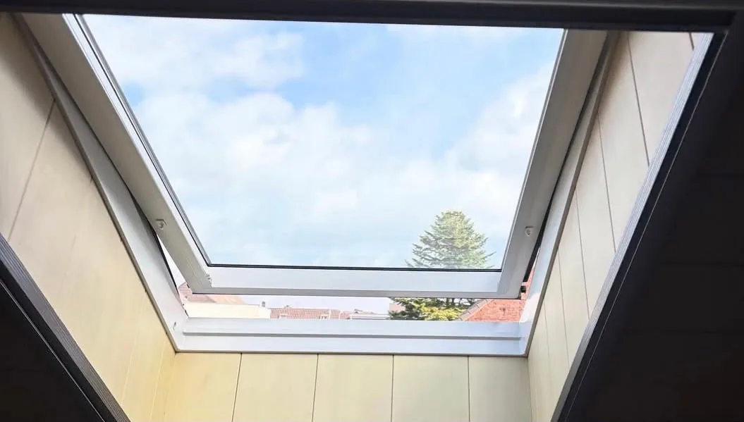 Gereinigtes Dachfenster mit freiem Blick auf den Himmel