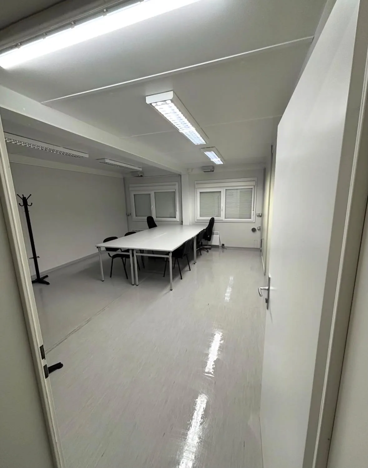 Makellos gereinigter Büro- und Konferenzraum nach Grundreinigung